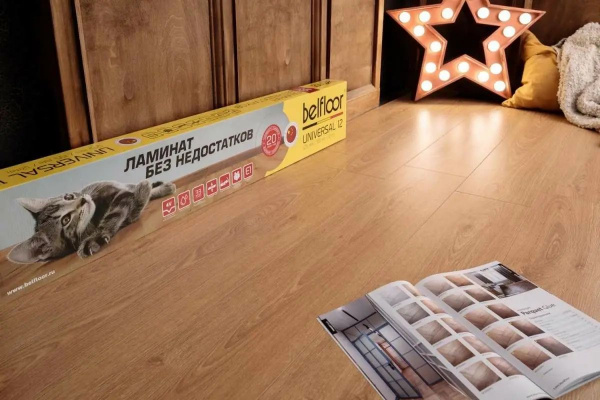 Ламинат Belfloor Universal BF12-725-UN Дуб 33 класс 12 мм